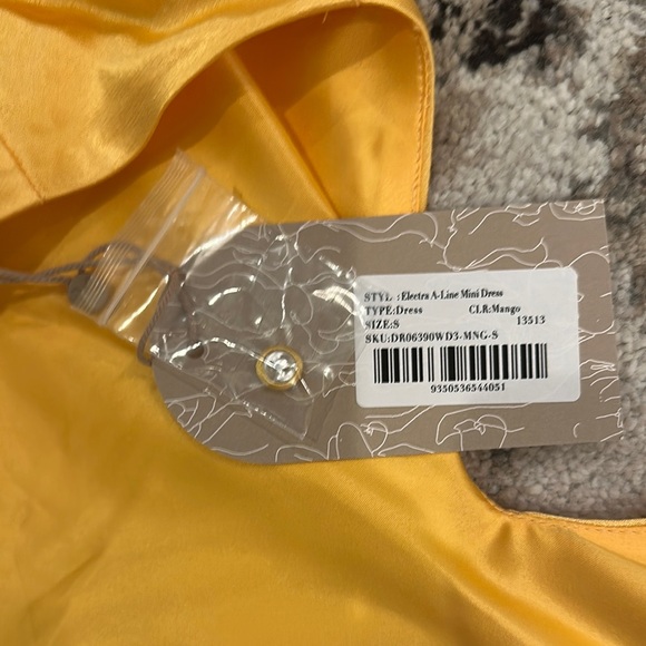 Meshki Yellow Sheath Cocktail Dress Mock Neck Sleeveless - Picture 5 of 7